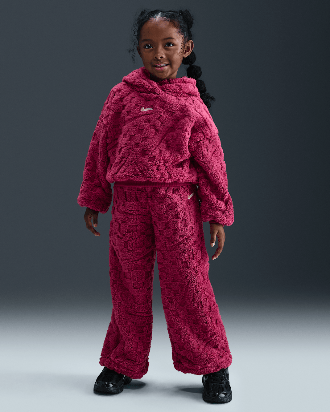 Conjunto de sudadera con gorro sin cierre y pants para niños talla pequeña Nike Cozy - Remolacha dulce