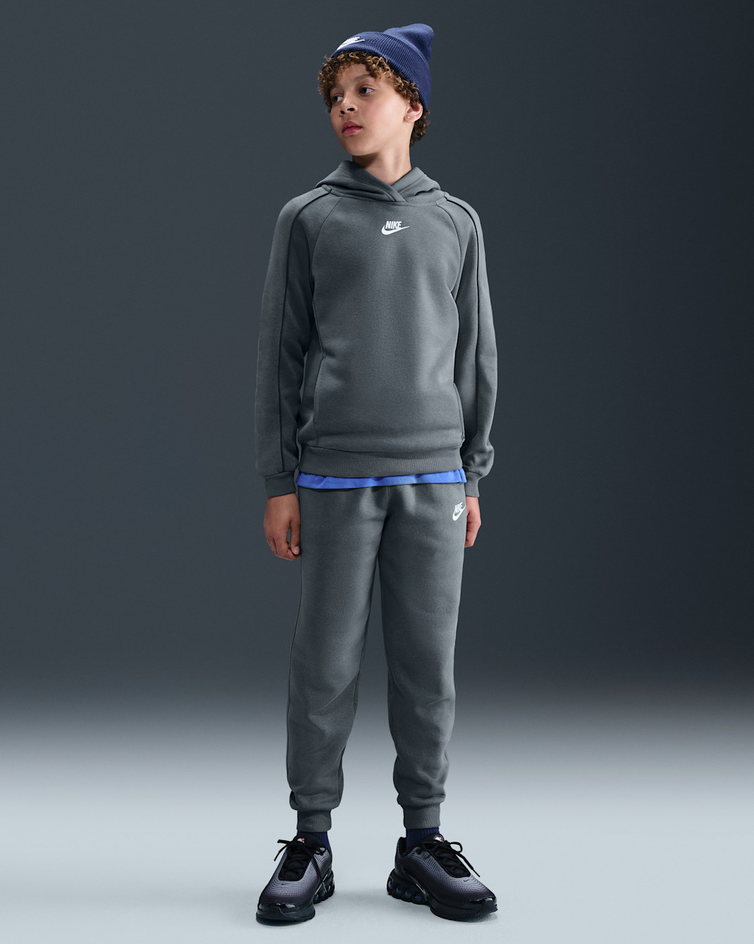 Dres z kapturem dla dużych dzieci Nike Sportswear Club Fleece - Smoke Grey/Smoke Grey/Game Royal/Biel