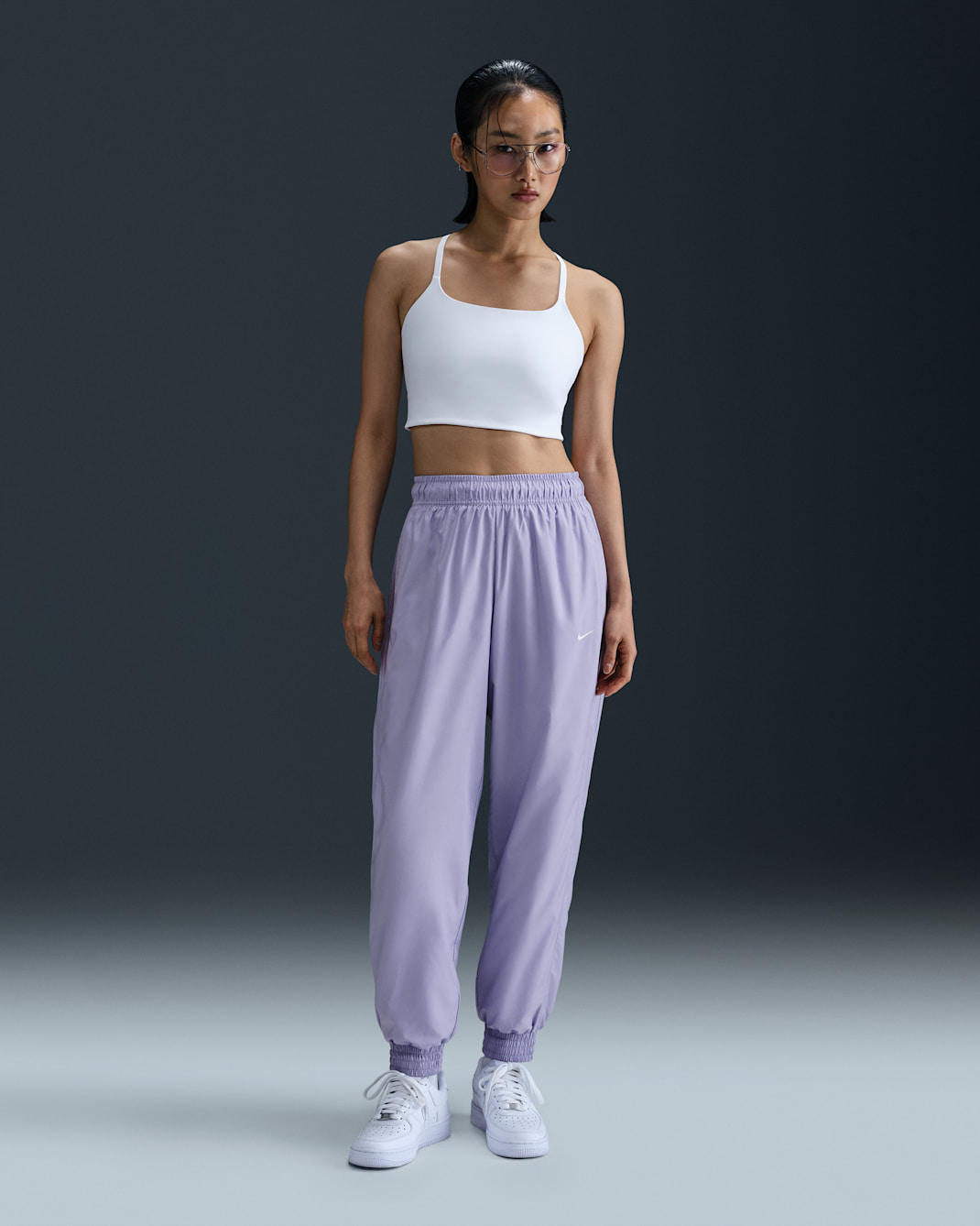 ナイキ スポーツウェア クラシック ウーブン ウィメンズ UV ミッドライズ ルーズ ジョガーパンツ - ライラックアイス/ホワイト