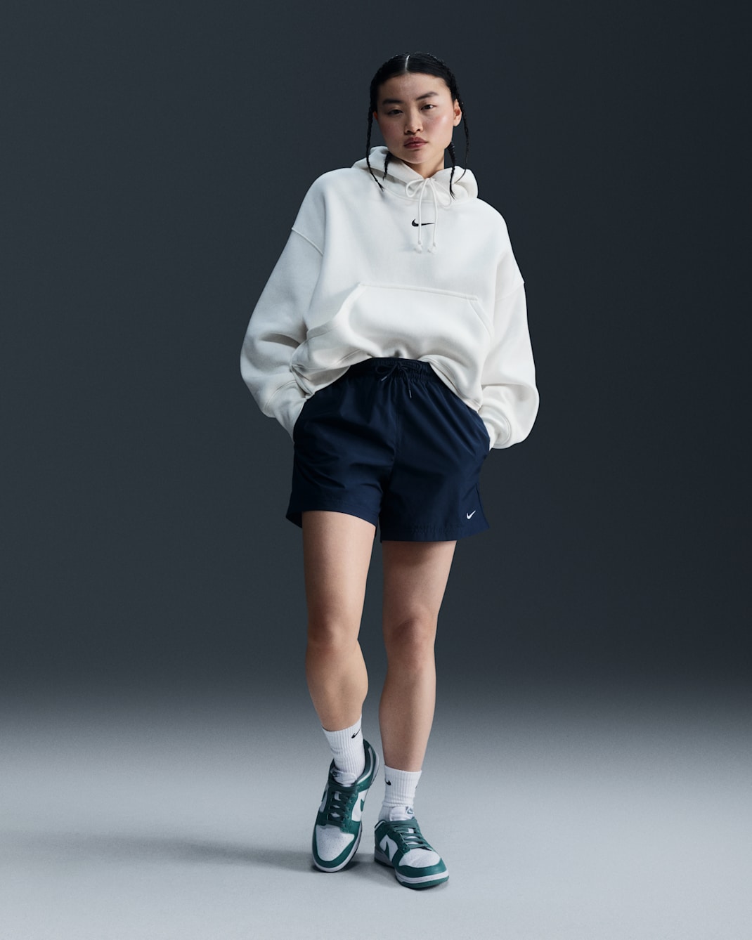 나이키 스포츠웨어 클래식 우븐 여성 미드라이즈 쇼츠 - 아머리 네이비/화이트