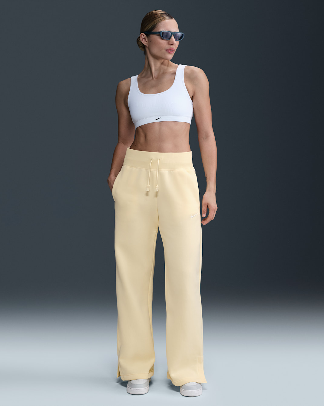 Pants de entrenamiento de tiro alto y piernas anchas para mujer Nike Sportswear Phoenix Fleece - Alabastro/Vela