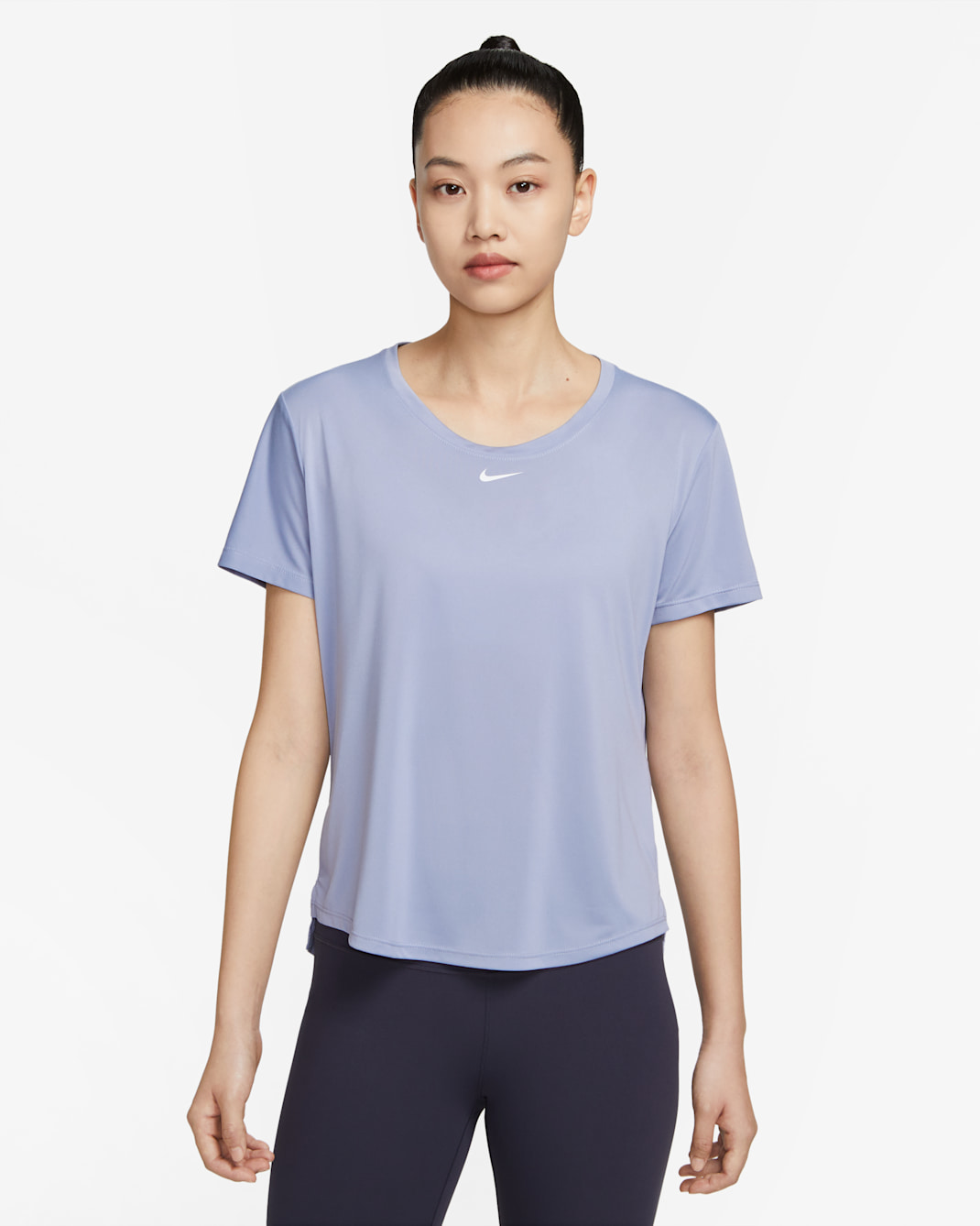 เสื้อยืดแขนสั้นทรงมาตรฐานผู้หญิง Nike Dri-FIT One - Indigo Haze/ขาว