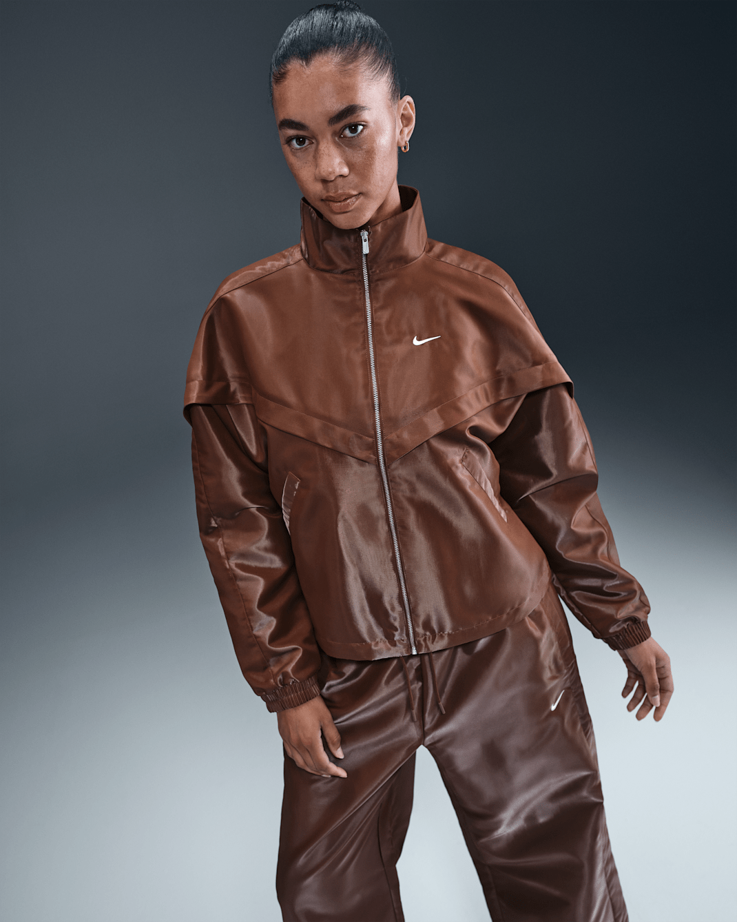 Chamarra brillante para mujer Nike Sportswear Windrunner - Marrón fauna/Vela