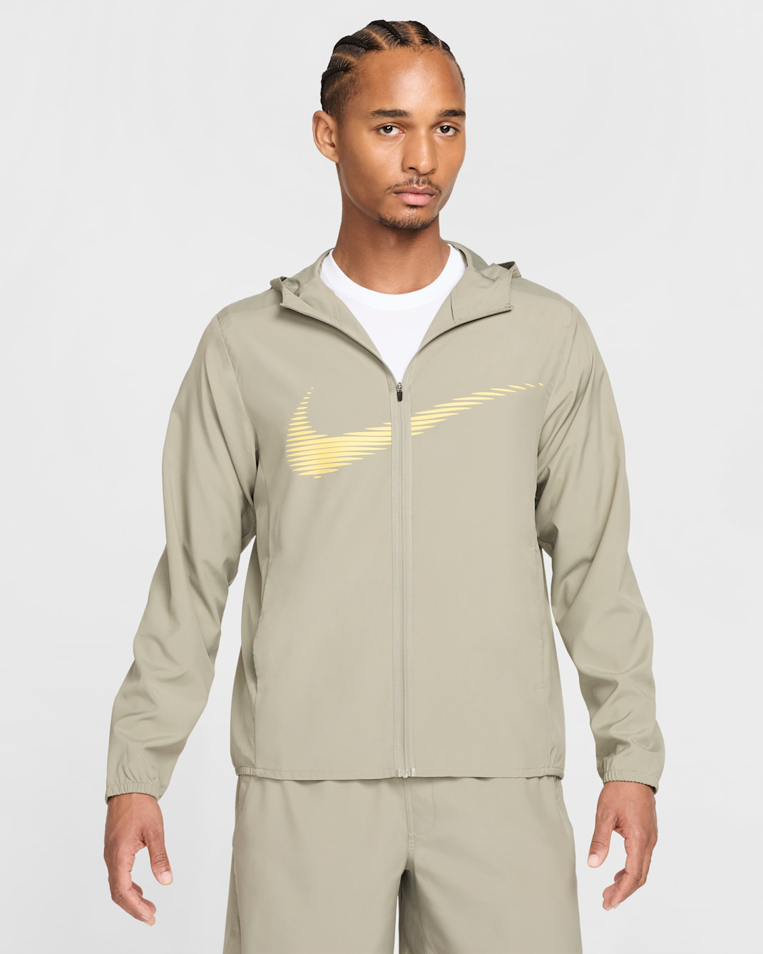 Chamarra con gorro Dri-FIT para hombre Nike Form - Militar claro/Oro Saturno