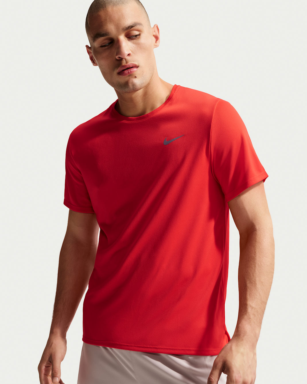 Kortärmad löpartröja Nike Miler Dri-FIT UV för män - Light Crimson