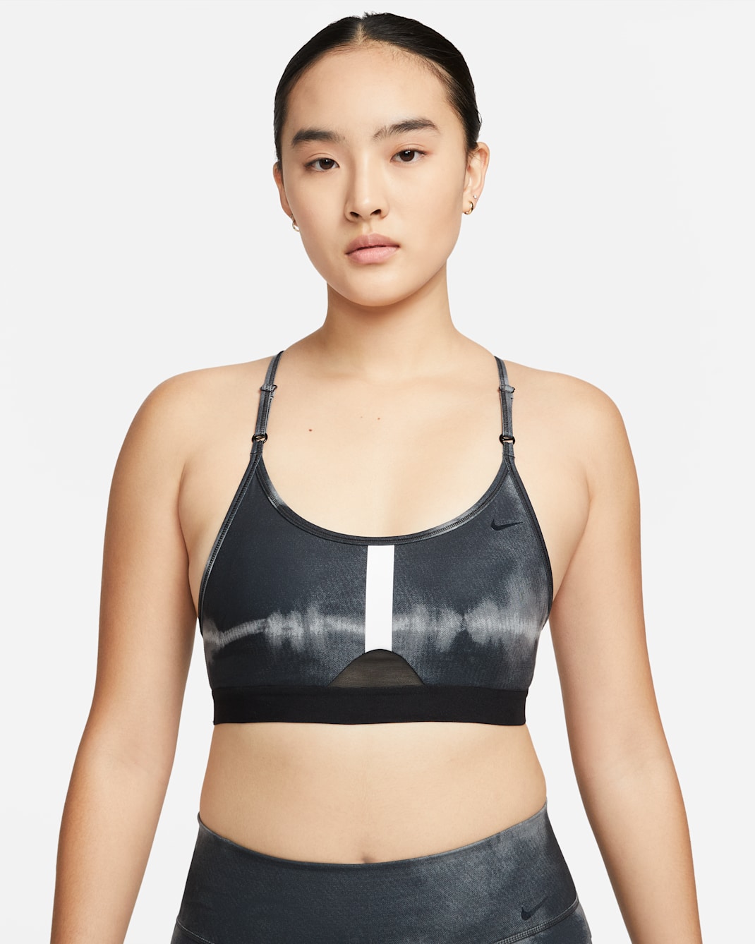 สปอร์ตบราผู้หญิงพิมพ์ลายทั่วตัวซัพพอร์ตบางเบาเสริมฟองน้ำ Nike Indy - ดำ/ขาว/ดำ/Clear