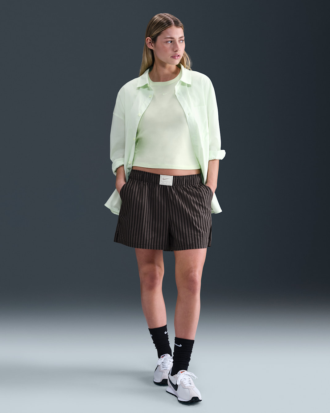 Nike Sportswear Chill Poplin Pantalons curts amples de tir mitjà de ratlles - Dona - Negre/Thunder Grey/Sail