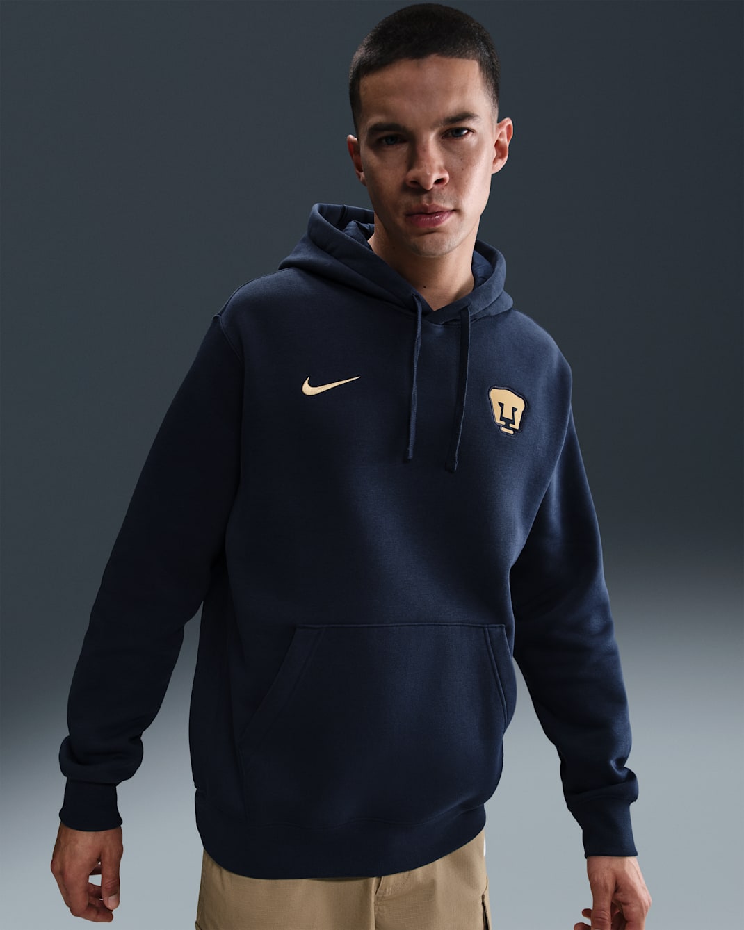 Sudadera con gorro sin cierre de fútbol Nike para hombre Pumas UNAM Club - Obsidiana/Oro club
