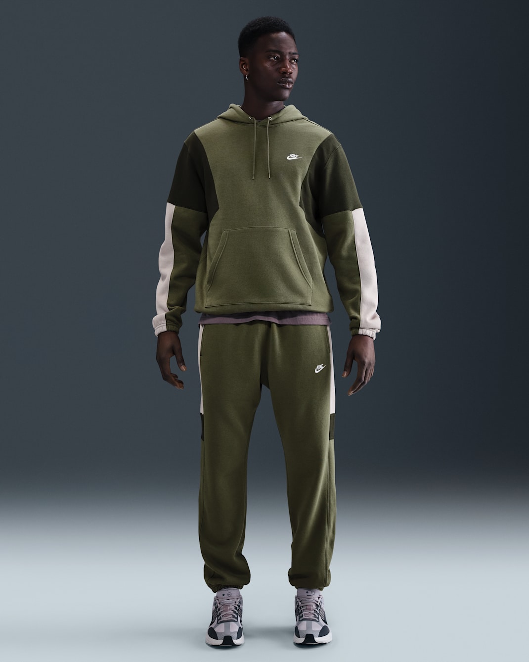 Fato de treino de lã cardada com capuz Nike Sportswear Club para homem - Medium Olive/Cinzento College/Sequoia/Branco