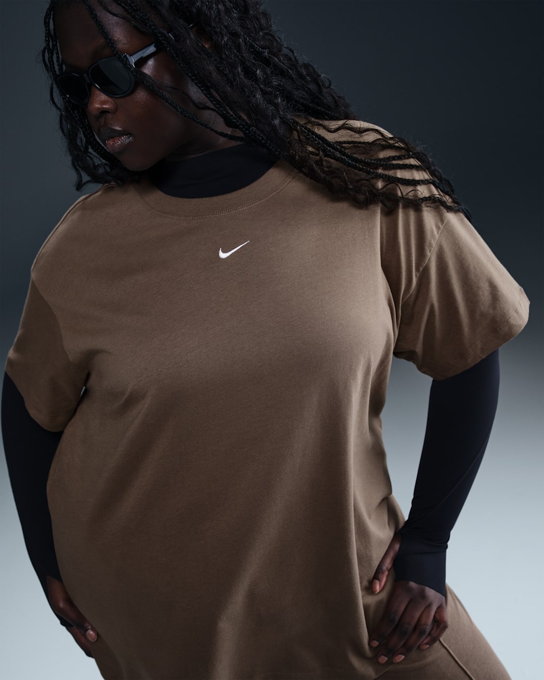 Playera para mujer (talla grande) Nike Sportswear Essential - Marrón visón