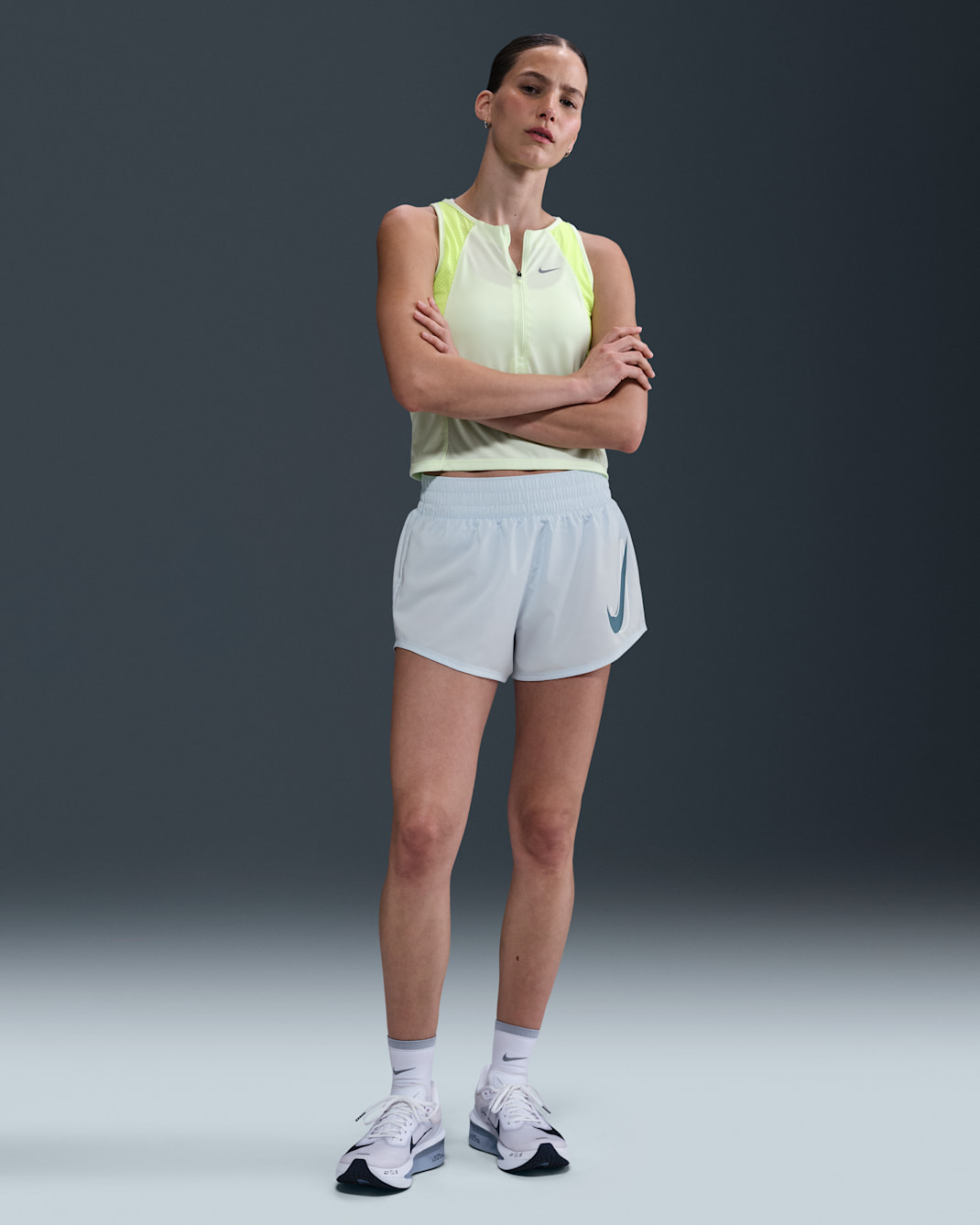 Shorts de correr Dri-FIT de tiro medio con forro de ropa interior para mujer Nike One - Tinte azul