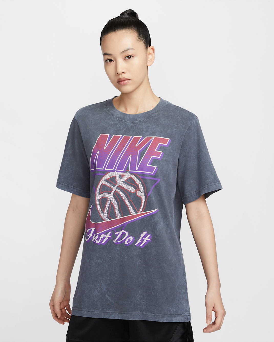 Nike Sportswear 女款短袖圖樣 T 恤 - Anthracite