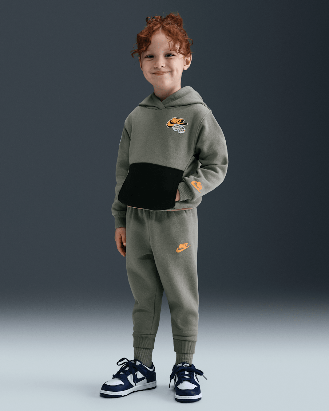 Conjunto de sudadera con gorro sin cierre y joggers de tejido Fleece infantil Nike - Militar claro