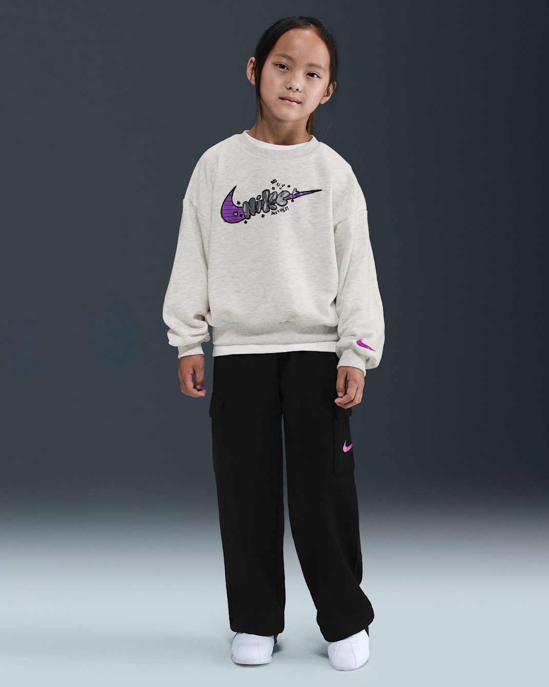 Conjunto de sudadera de cuello redondo sin cierre y pants cargo de French Terry para niños talla pequeña Nike - Negro