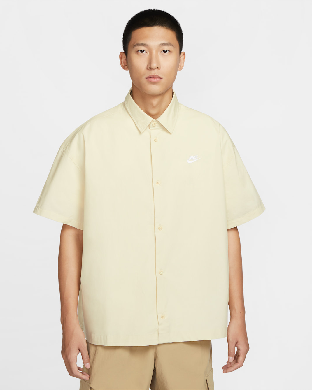 เสื้อเชิ้ตแขนสั้นติดกระดุมผู้ชาย Nike Club - Light Khaki/ขาว