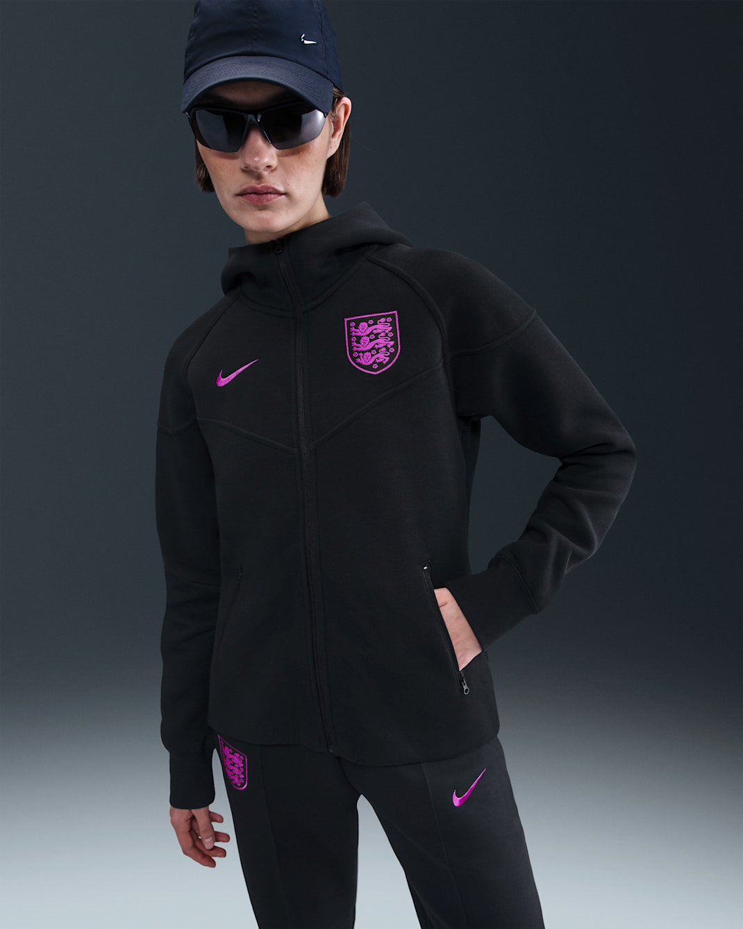 İngiltere Tech Windrunner Nike Tam Boy Fermuarlı Fleece Kadın Kapüşonlu Futbol Üstü - Siyah/Vivid Purple