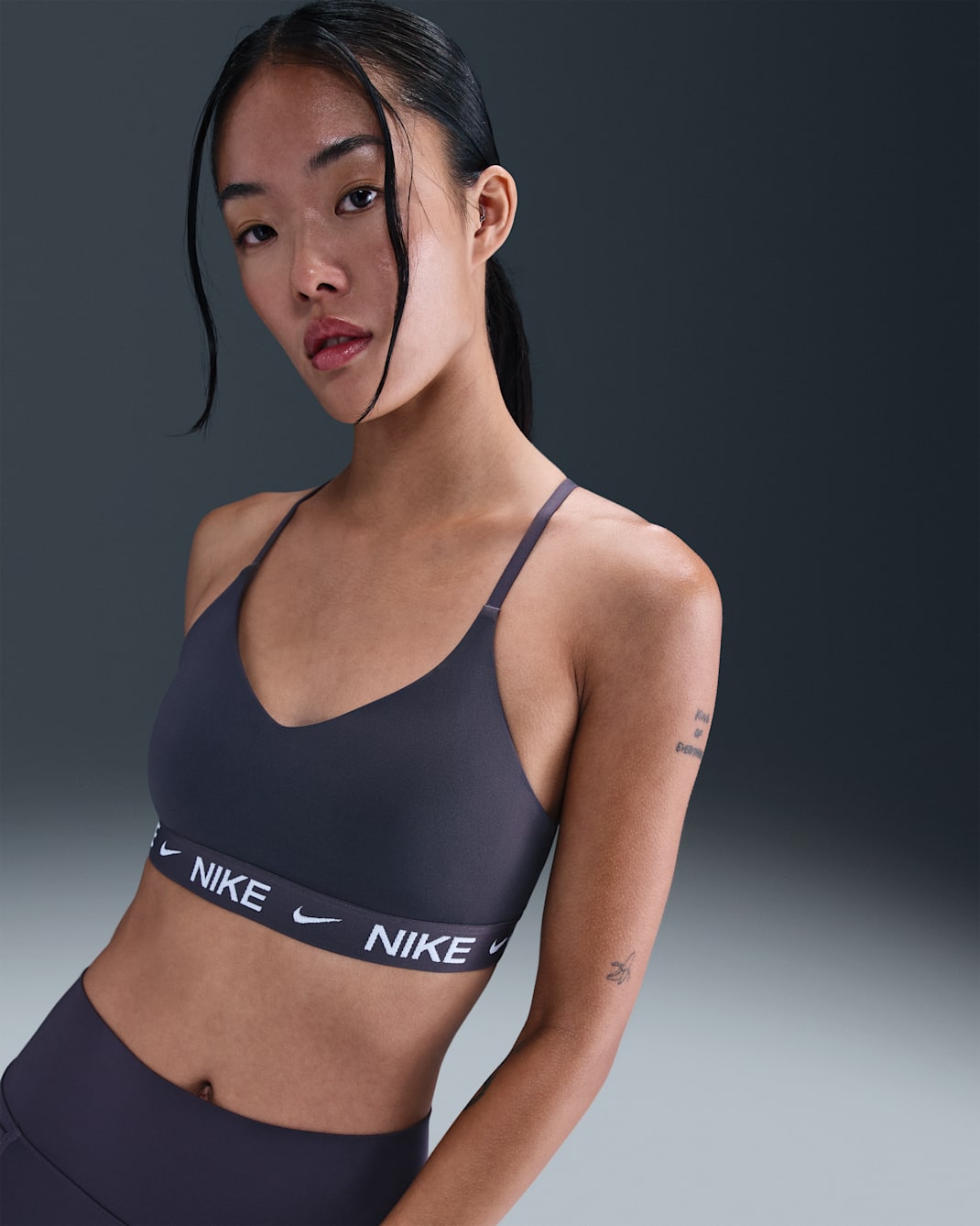 나이키 인디 라이트 서포트 여성 패드 어저스터블 스포츠 브라 - 썬더 그레이