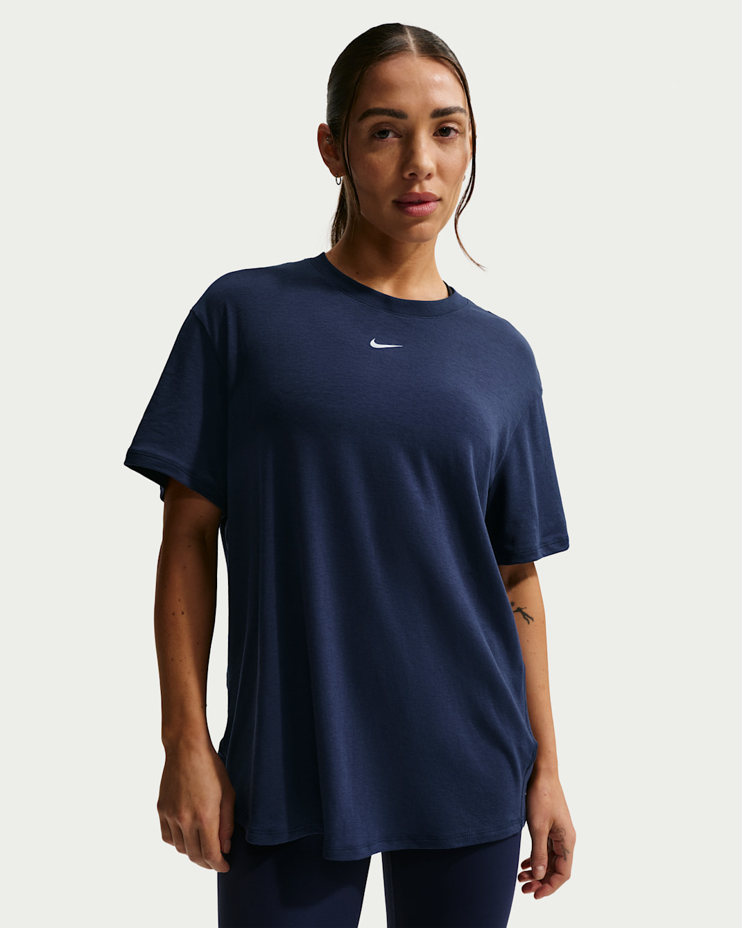 Playera de manga corta Dri-FIT para mujer Nike One Relaxed - Azul marino medianoche/Blanco