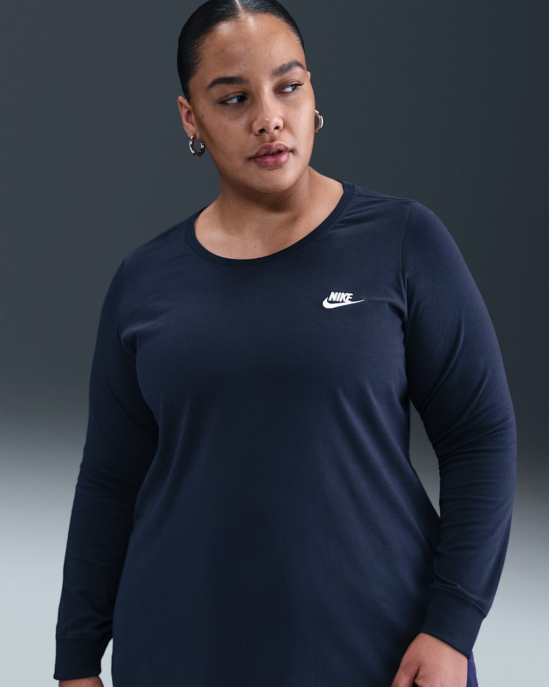 Playera de manga larga para mujer (talla grande) Nike Sportswear Club - Obsidiana