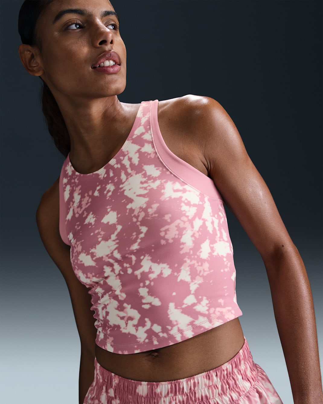 Camiseta de tirantes Dri-FIT estampada cropped para mujer Nike One Fitted - Rosa elemental/Rosa elemental/Negro