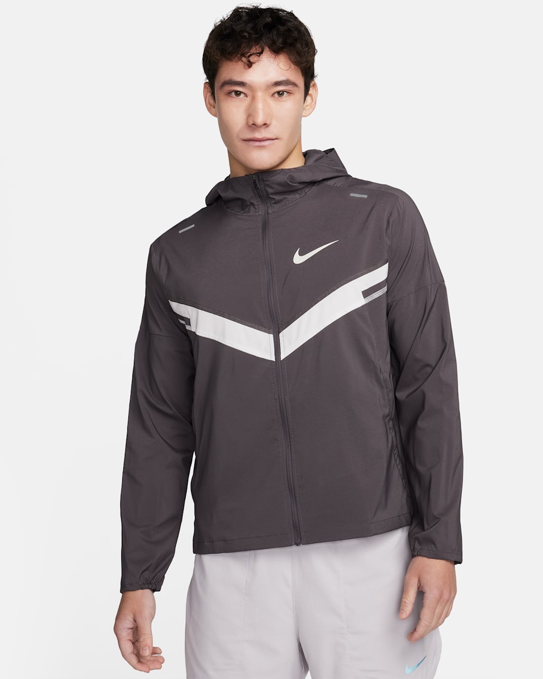 เสื้อแจ็คเก็ตวิ่งผู้ชายกันยูวี Nike Repel Windrunner - Medium Ash/Light Bone/Hyper Pink/Light Bone