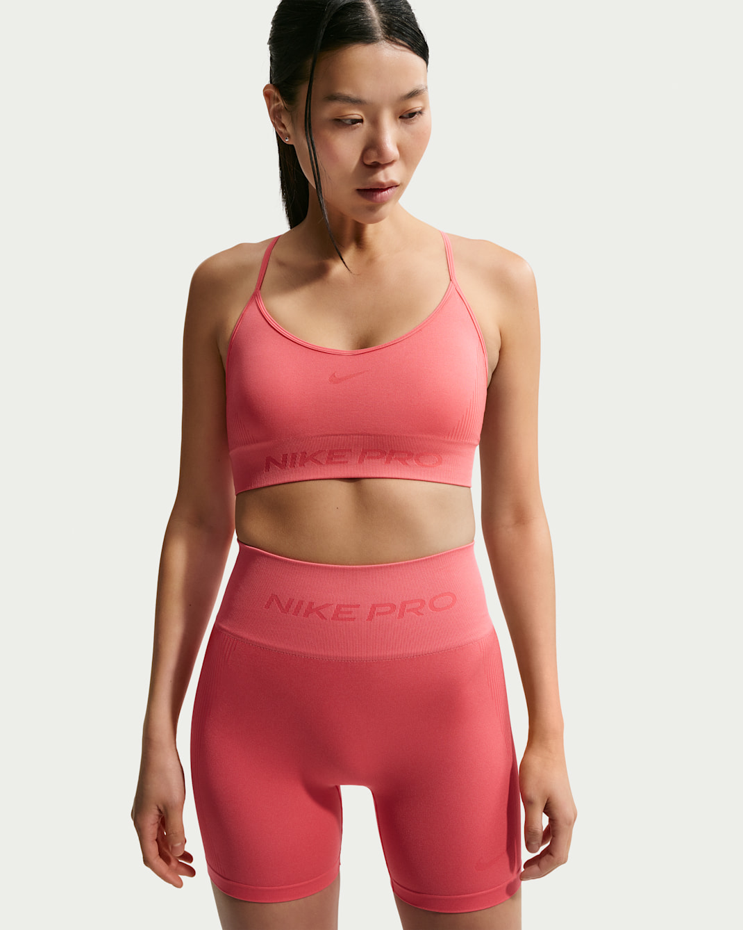 나이키 프로 심리스 여성 라이트 서포트 패드 스포츠 브라 - 씨 코랄
