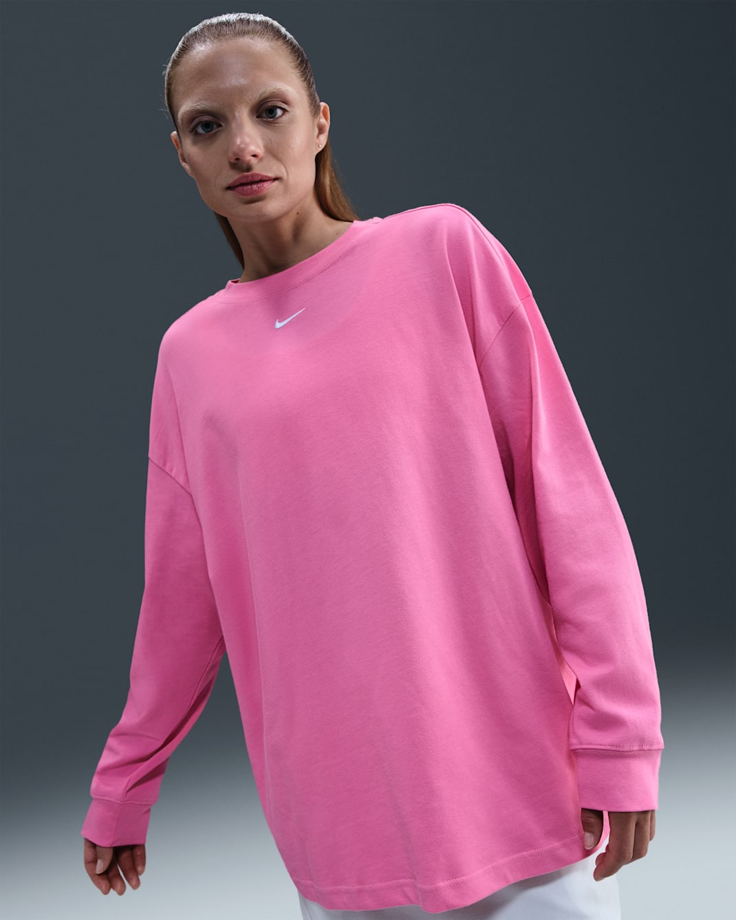 Playera de manga larga oversized para mujer Nike Sportswear Essential - Rosa alegre