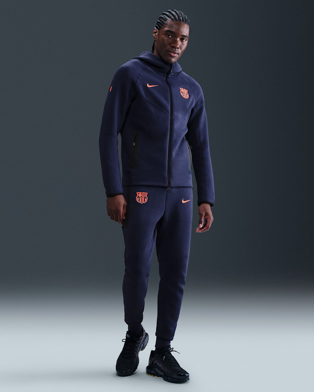 FC Barcelona Tech Nike Total 90 Fleece-Fußballjogger (Herren) - Midnight Navy/Bright Mango