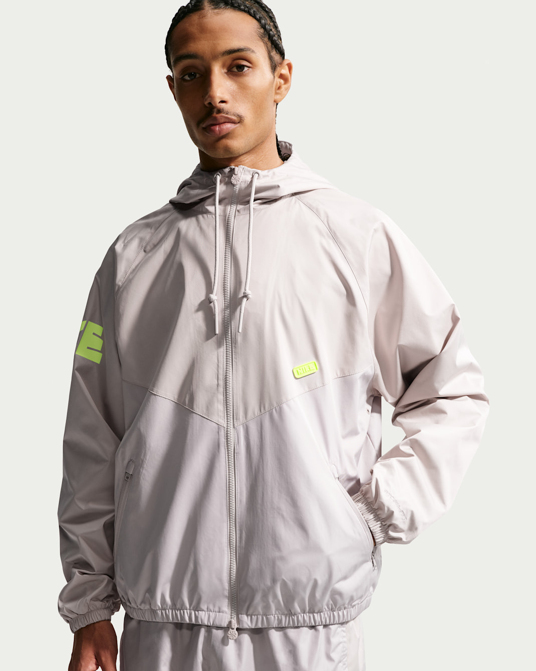 Pánská tkaná bunda Nike Windrunner s grafickým motivem - Cream II/Moon Particle/Volt