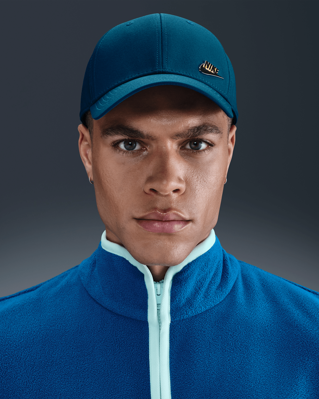 Gorra con logotipo de metal y estructura Nike Dri-FIT Club - Azul fuerza/Oro metalizado