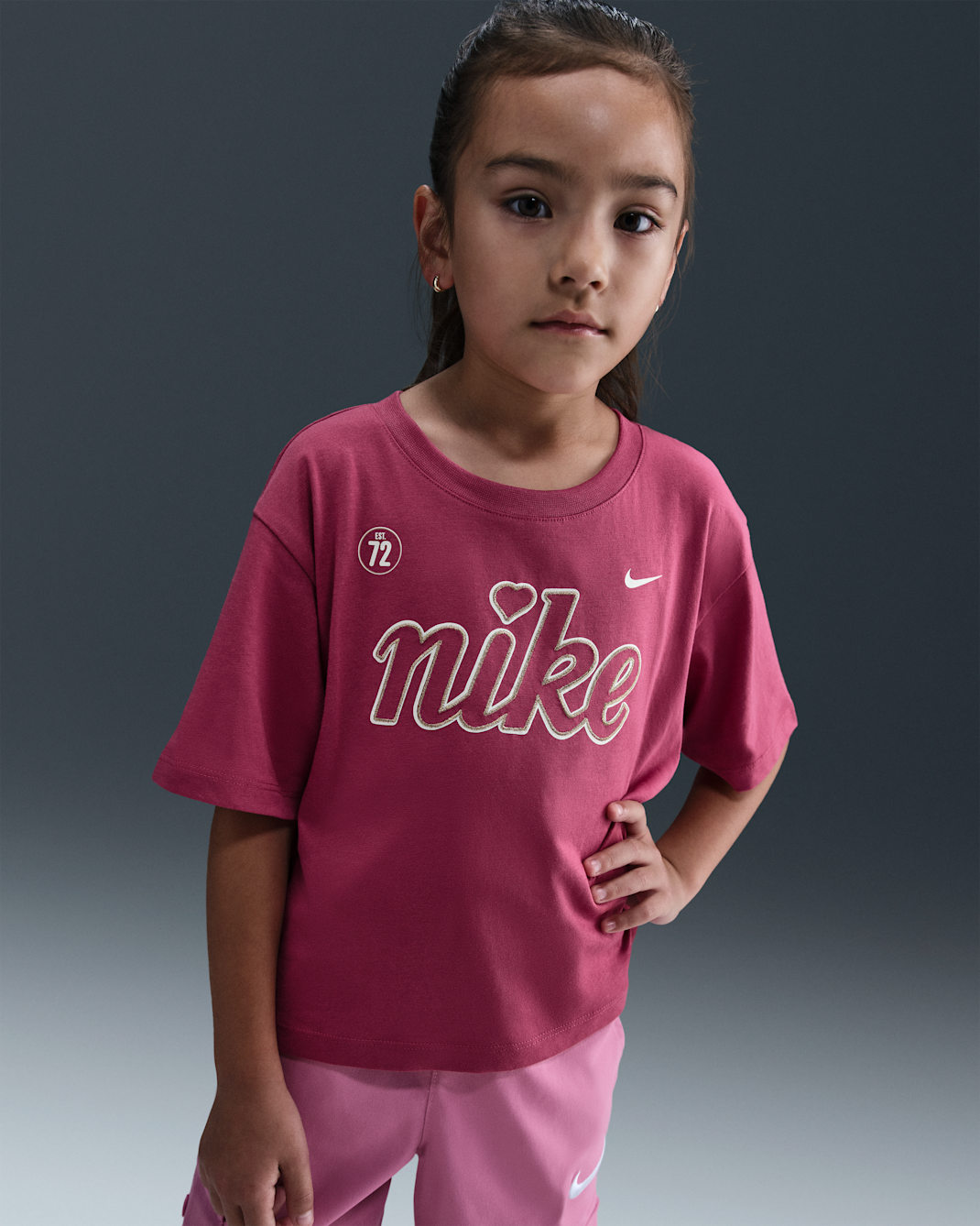 Playera para niños talla pequeña Nike Cozy - Remolacha dulce