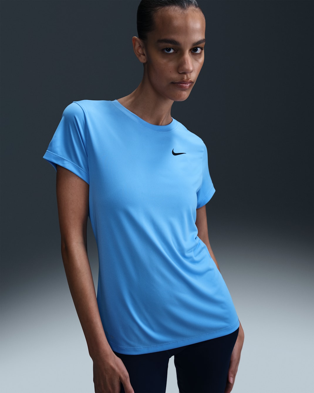 Camiseta Hydroguard de manga corta para mujer Nike Dri-FIT Essential - Azul universitario/Negro