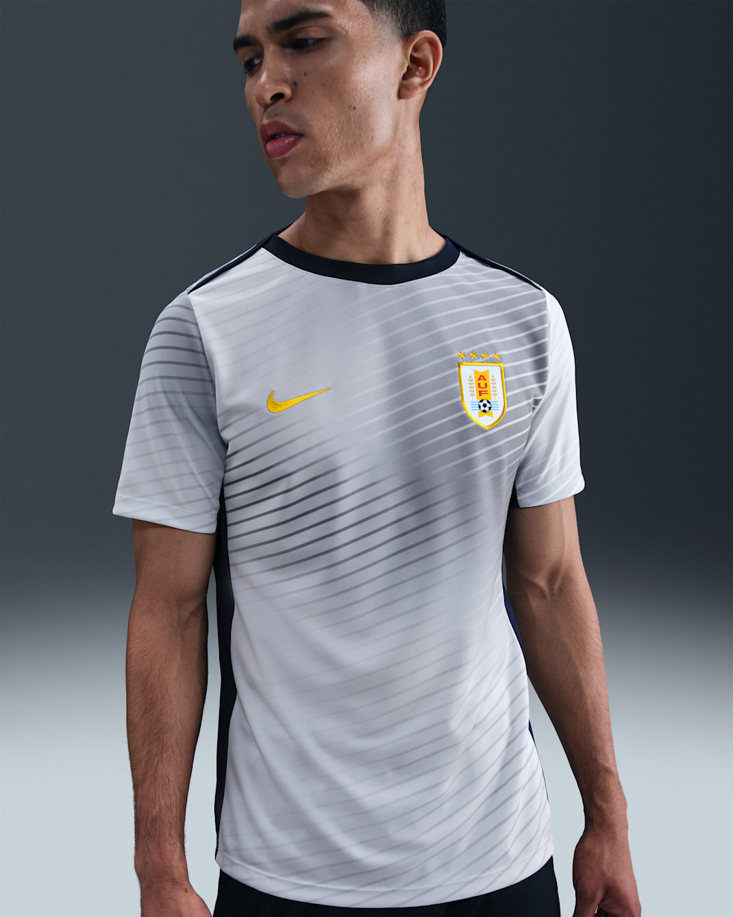 Playera de fútbol de manga corta Nike Dri-FIT para antes del partido para hombre Uruguay Academy Pro - Blanco/Gris niebla/Obsidiana oscuro/Plomo dorado
