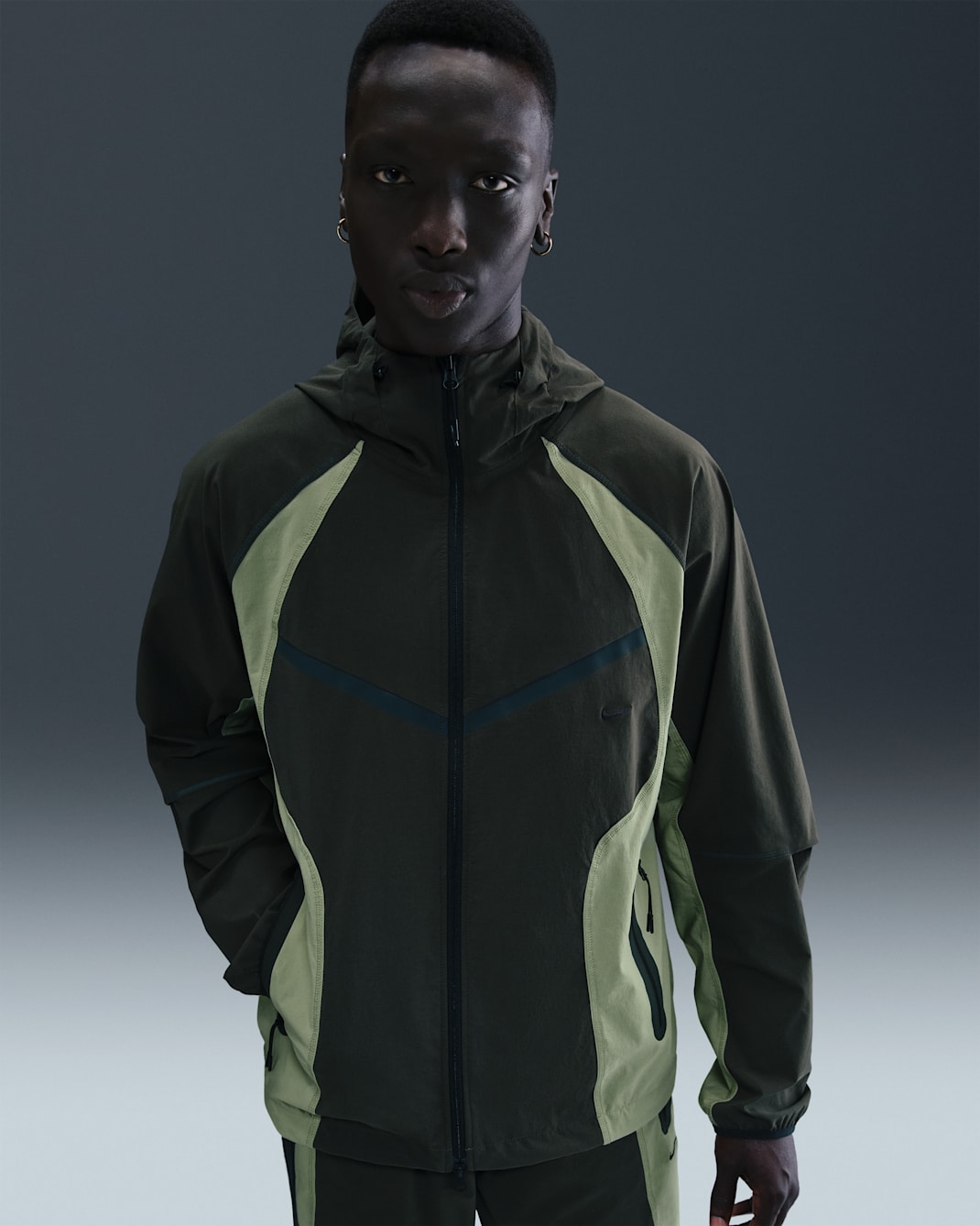 Chamarra Windrunner de tejido Woven Dri-FIT de colores contrastantes holgada para hombre Nike Tech - Secuoya/Verde aceite/Negro
