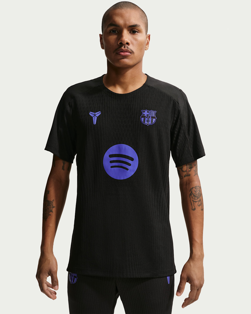 Playera de fútbol de manga corta de tejido Knit Kobe Dri-FIT ADV para hombre FC Barcelona Strike Elite Away - Negro/Morado/Violeta persa
