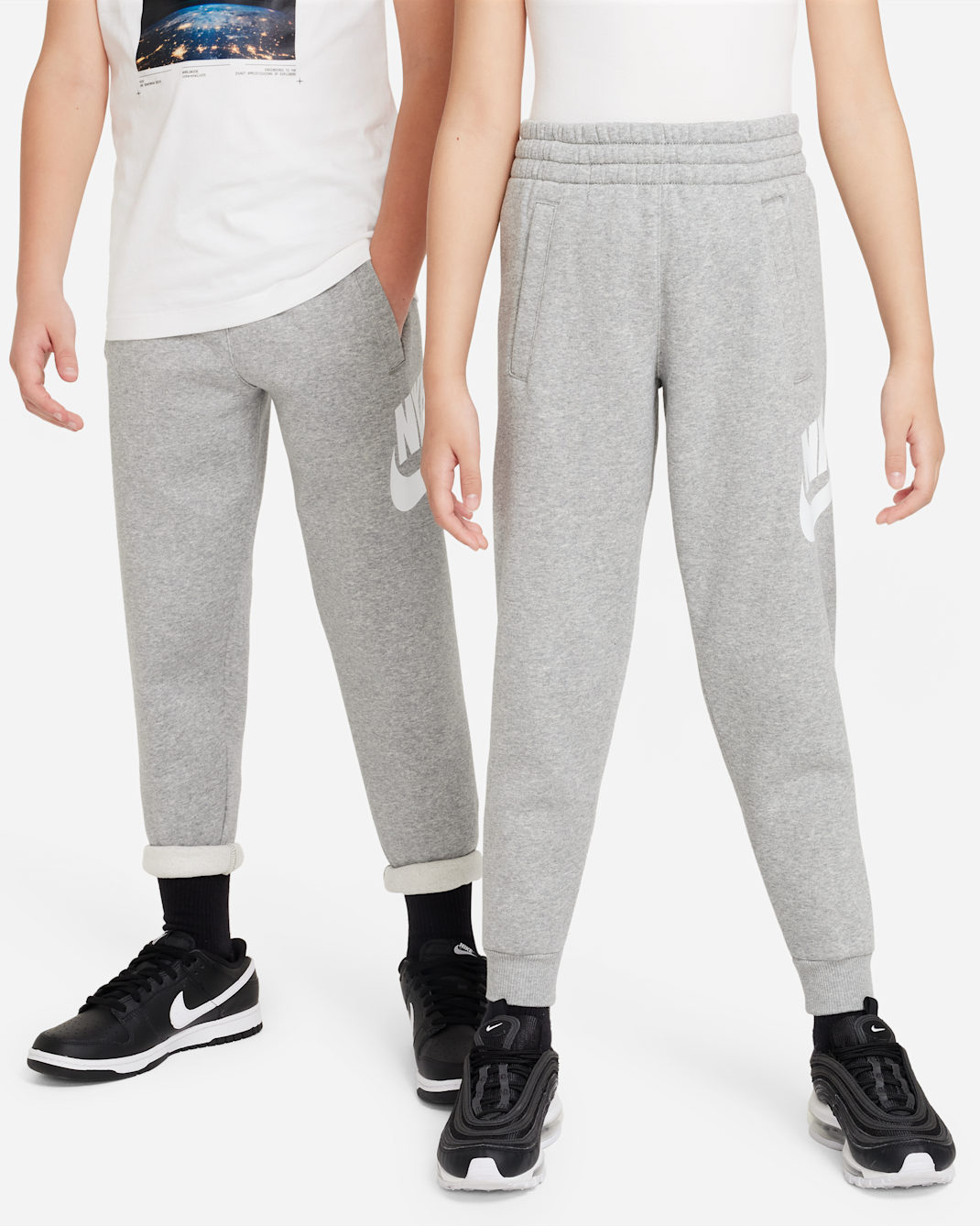 Joggers para niños talla grande Nike Club Fleece - Gris oscuro jaspeado/Gris básico/Blanco