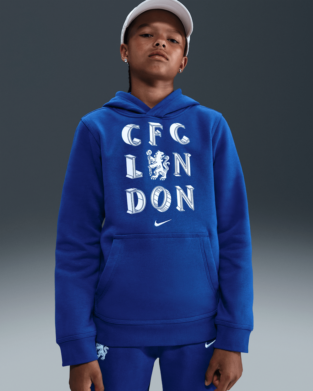 Chelsea F.C. Club Older Kids' (Boys') Nike Football Pullover Hoodie - Rush Blue/White
