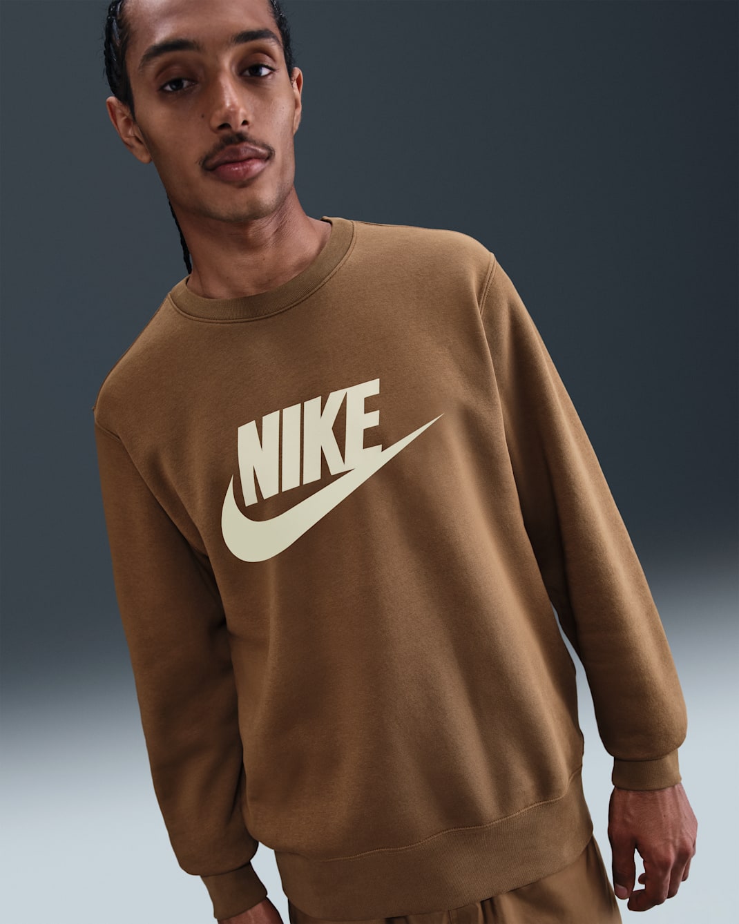 Sudadera de cuello redondo de tejido Fleece con gráfico para hombre Nike Sportswear Club - Marrón musgo/Caqui claro