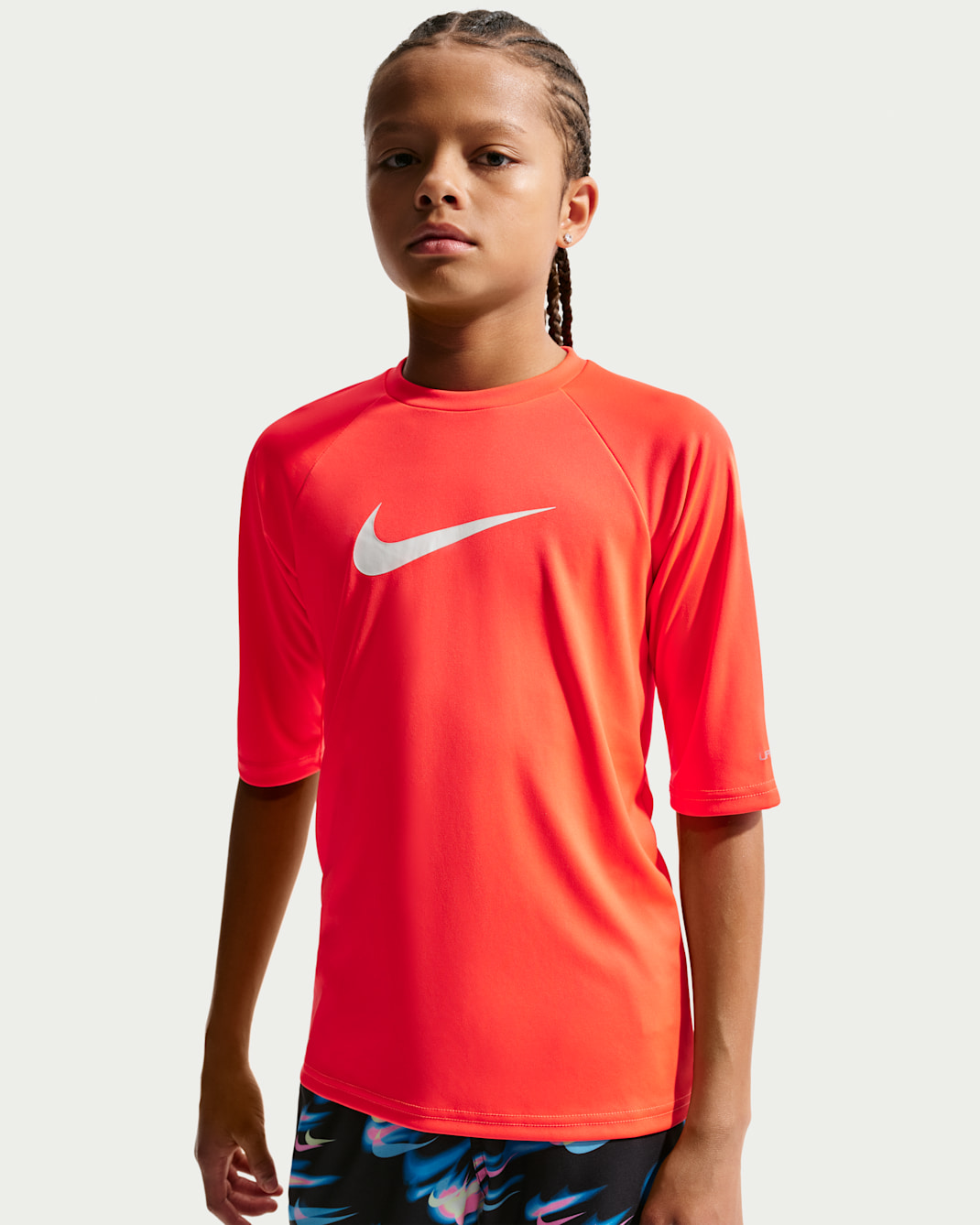 나이키 스윔 하이드로가드 에센셜 주니어(남아) 드라이 핏 UV 반팔 탑 - 브라이트 크림슨/브라이트 크림슨/화이트