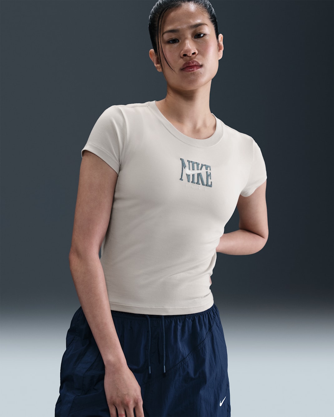 ナイキ スポーツウェア ウィメンズ スリム ショートスリーブ グラフィック Tシャツ - ライトオールウッドブラウン