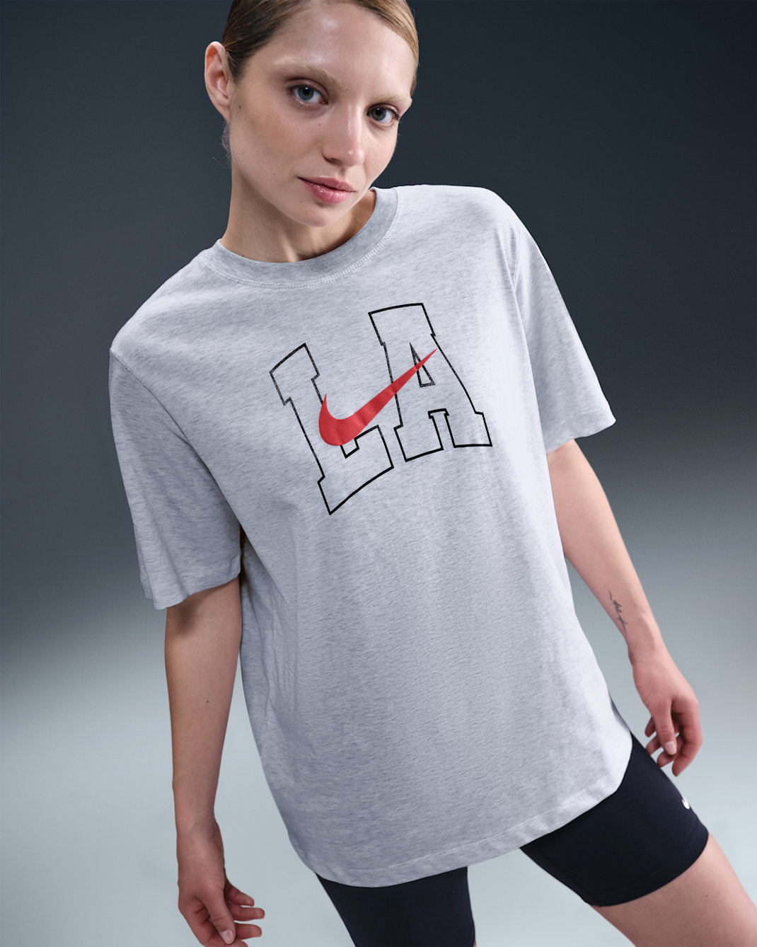 Nike Sportswear Essential Women's Graphic T-Shirt - Birch Heather/University Red