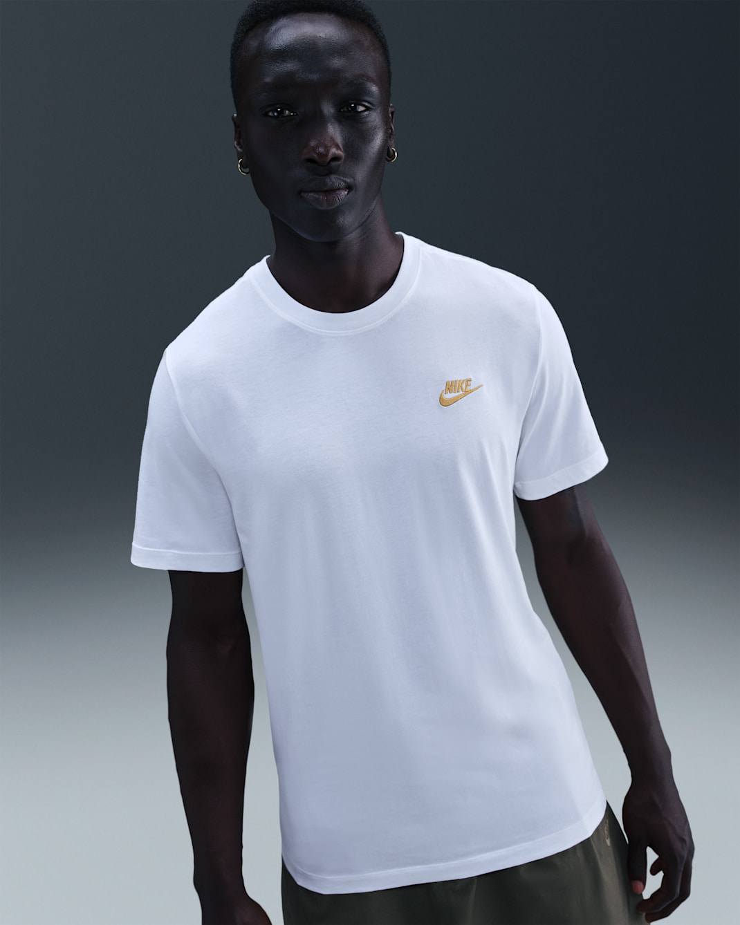 Nike Sportswear Club Erkek Tişörtü - Beyaz/Metallic Gold