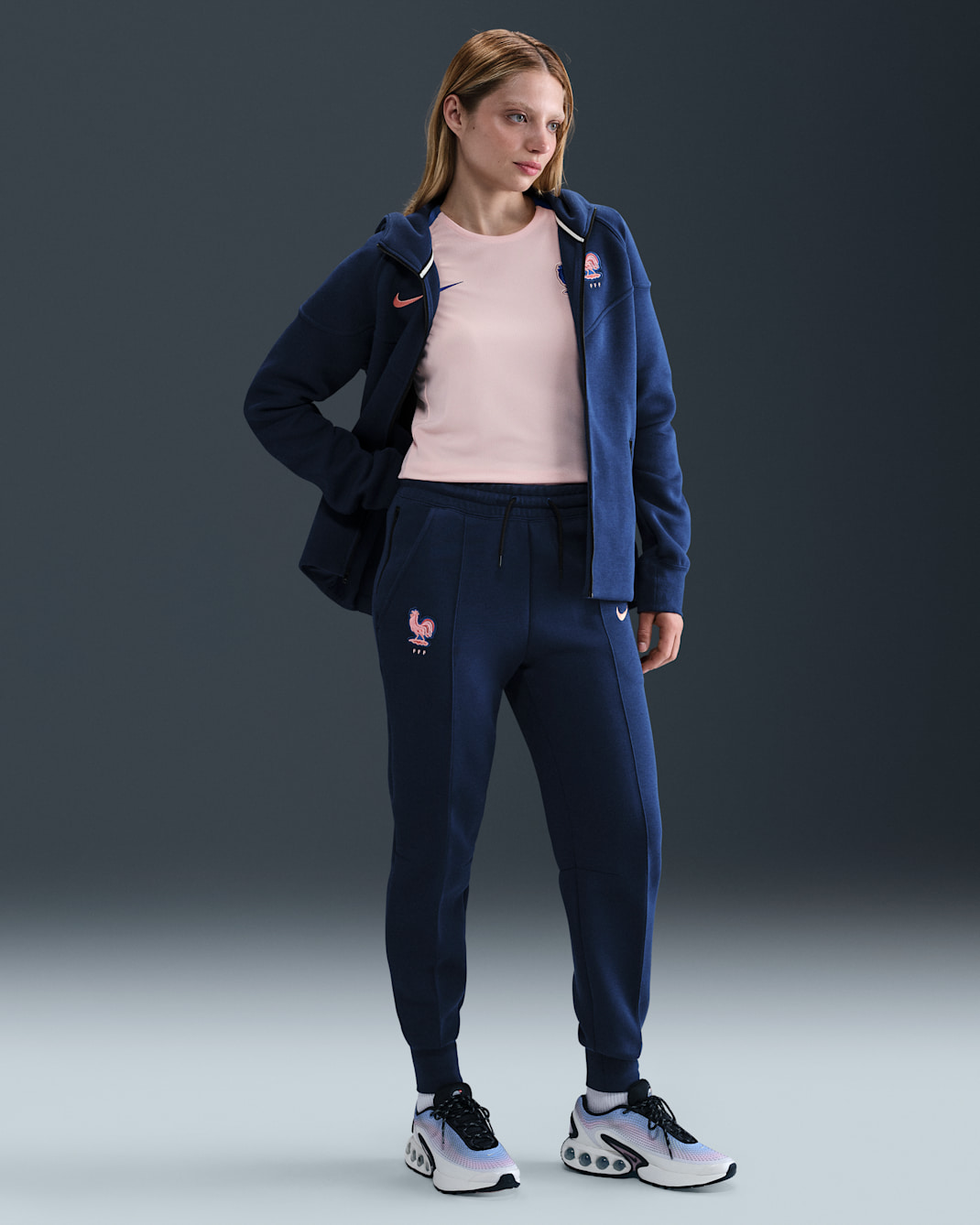 Pantalon de jogging taille mi-haute en Fleece Nike Football FFF Tech pour femme - Blue Void/Light Madder Root