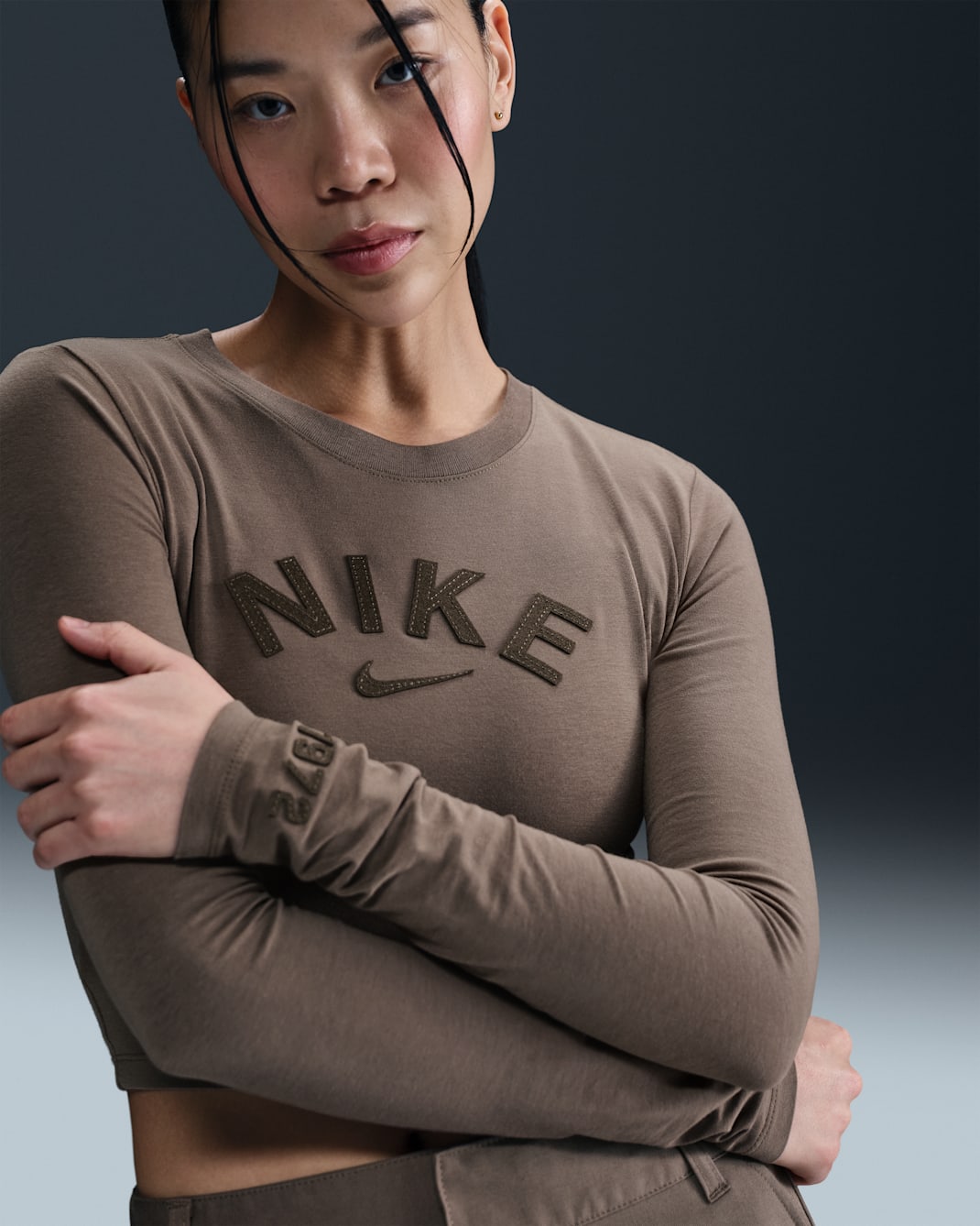 Playera slim cropped para mujer Nike Sportswear Chill Knit - Marrón visón