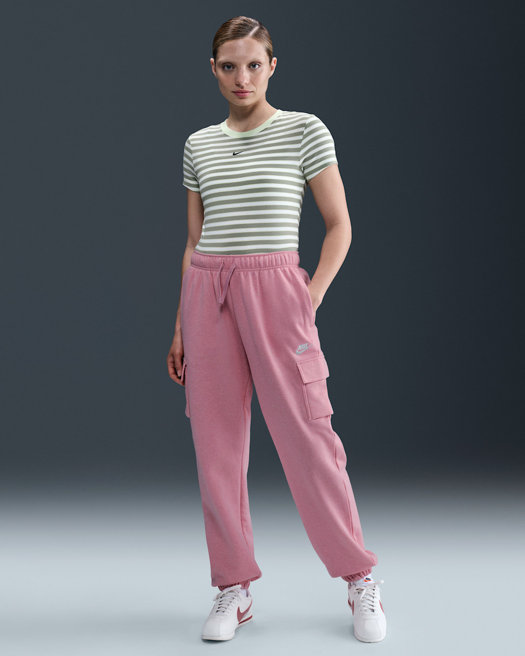 Nike Sportswear Club Fleece Women's Mid-Rise Oversized Cargo Sweatpants - Elemental Pink/Heather/White