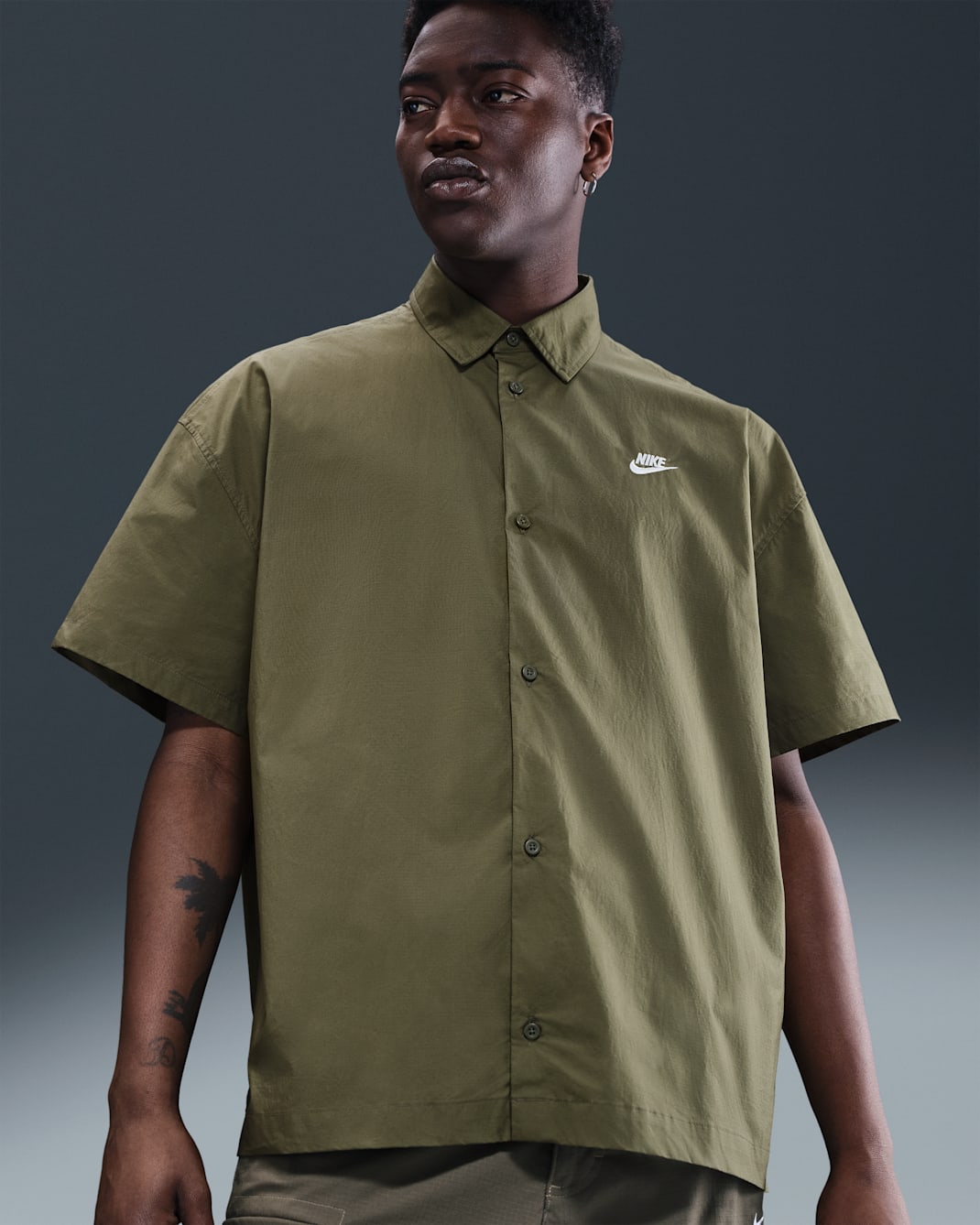 Nike Club overhemd met korte mouwen en knoopsluiting voor heren - Medium Olive/Wit