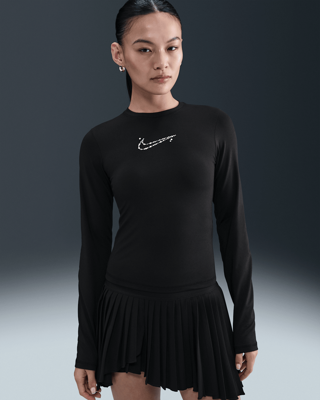 Skrócony damski T-shirt z długim rękawem o przylegającym kroju Nike Sportswear - Czerń