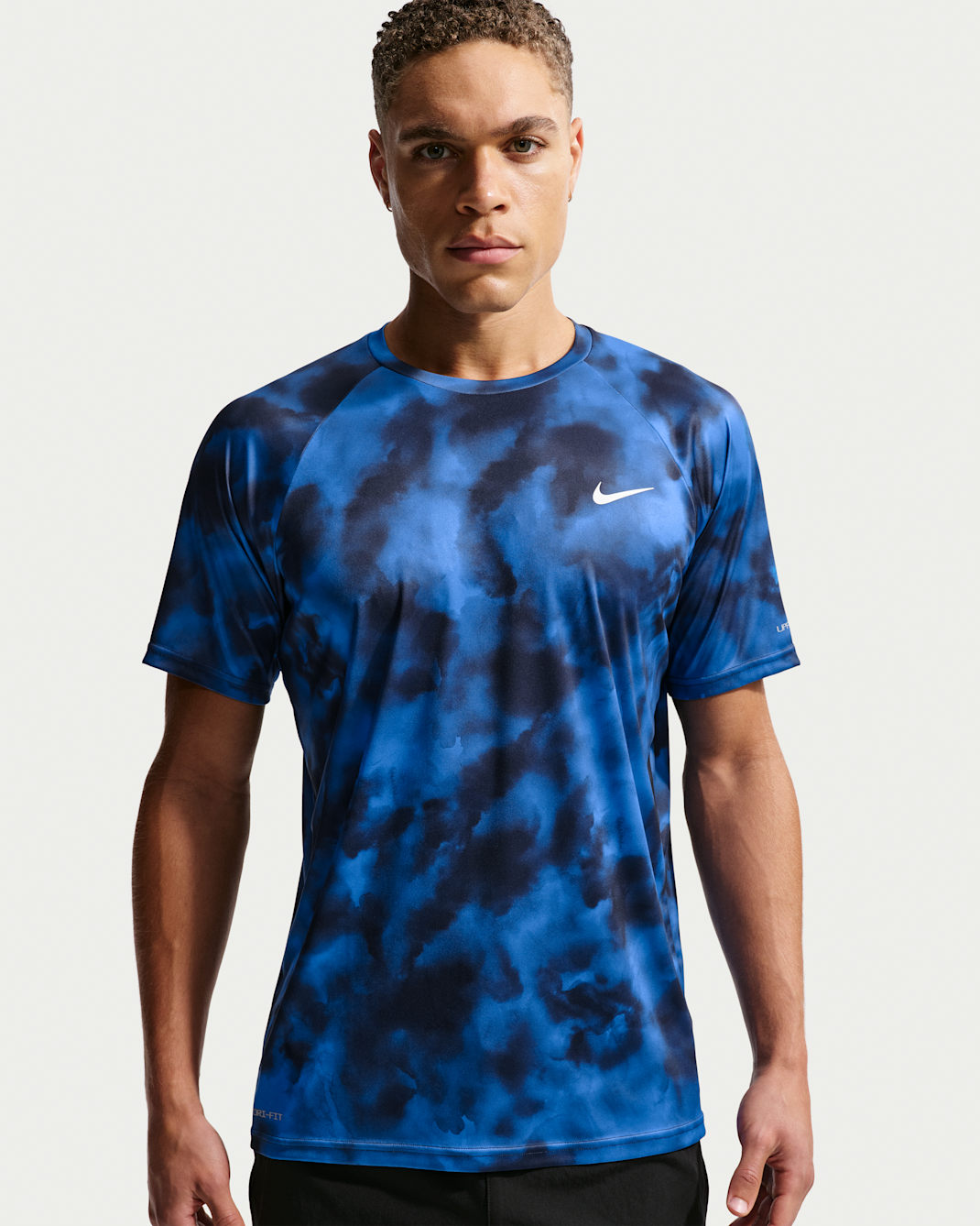 Playera de manga corta Dri-FIT UV para hombre Nike Swim Hydroguard - Azul marino medianoche/Blanco/Azul marino medianoche/Gris azulado
