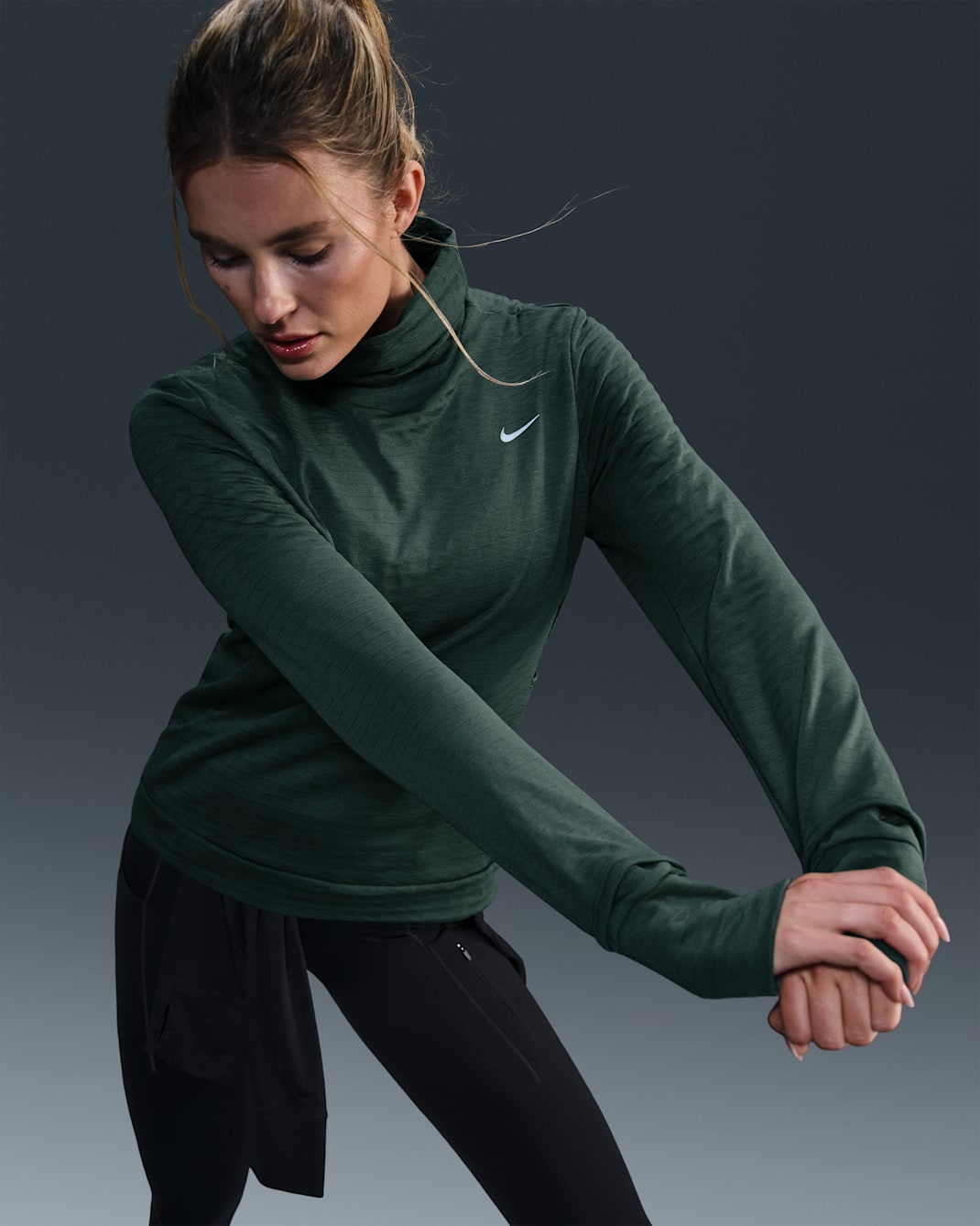 Playera de cuello de tortuga de running para mujer Nike Therma-FIT Swift Element - Verde vintage