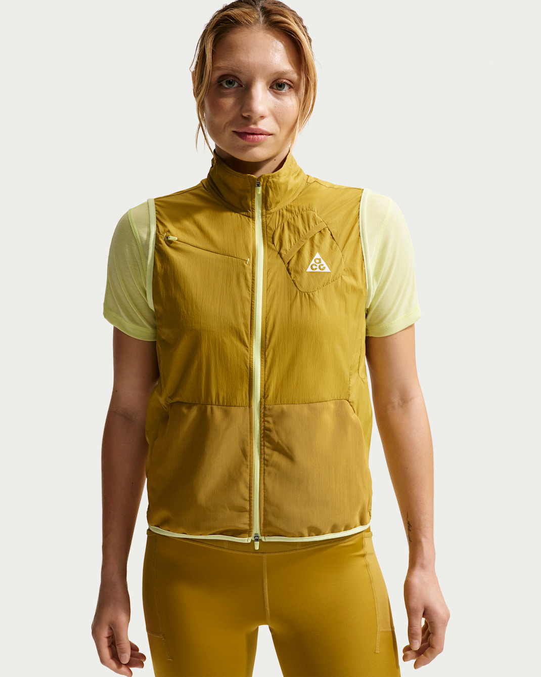 Chaleco de trail running para mujer Nike ACG - Musgo turba/Lima líquida claro/Polvo fotón/Blanco cumbre